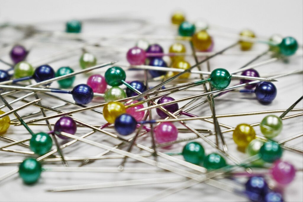 pins, colored pins, scattered-1358849.jpg